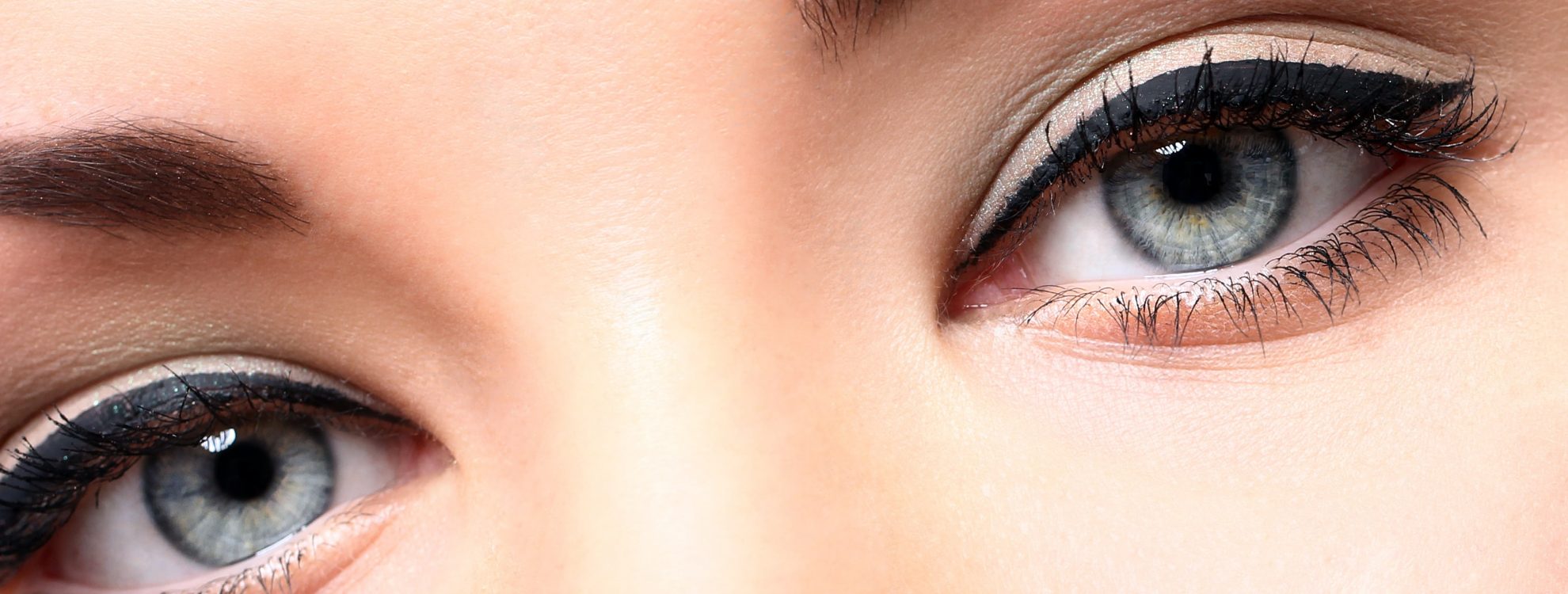 Yeux bleus d'une femme maquillée